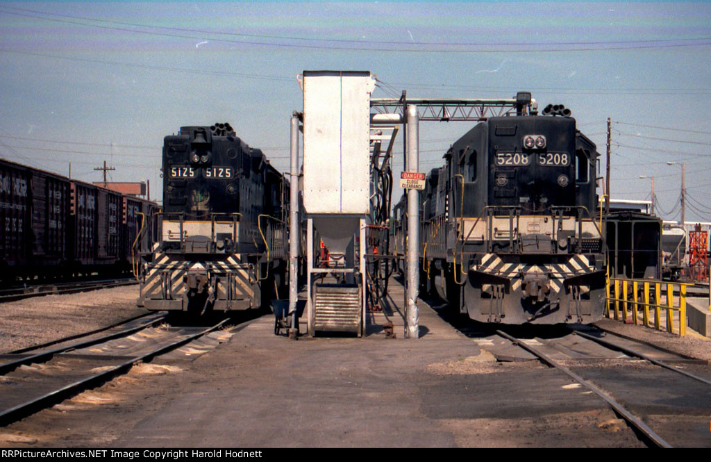 SOU 5125 & 5208 at the fuel racks at Glenwood Yard